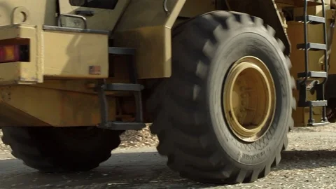 Wheel loader driving back with wood chips in its bucket Stock Footage 71294465