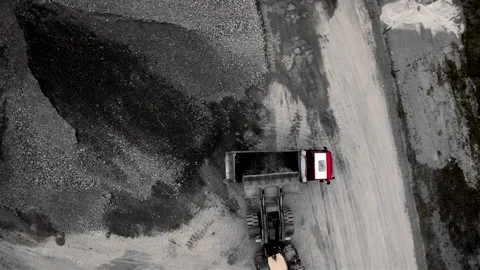 Wheel loader load gravel and crushed stones in dump truck. Stockbeeldmateriaal 193989535