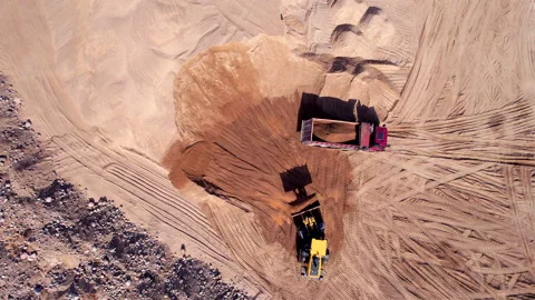 Wheel loader load sand in dump truck in open pit. Heavy machinery in opencast Vídeo Stock 191642287
