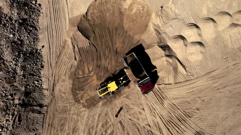 Wheel loader load sand in dump truck in open pit. Heavy machinery in opencast 스톡 동영상 191827603