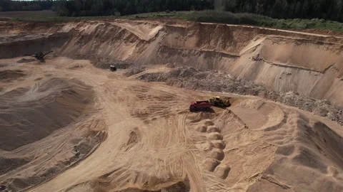 Wheel loader load sand in tipper truck in open pit. 스톡 동영상 194011322
