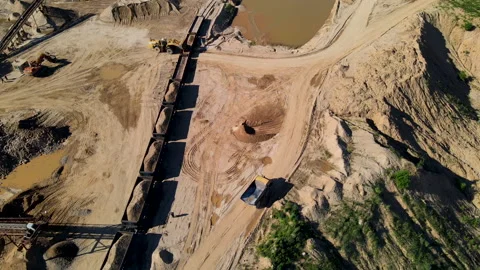 Wheel loader loading sand it to the freight train. Mining work in open pit. Vídeos de archivo 156623405