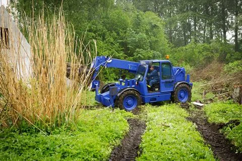 A wheel loader of the technical relief organization THW drives over the so... Foto stock