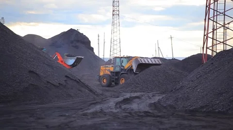 Wheel loaders loading coal Stock Footage 61851017
