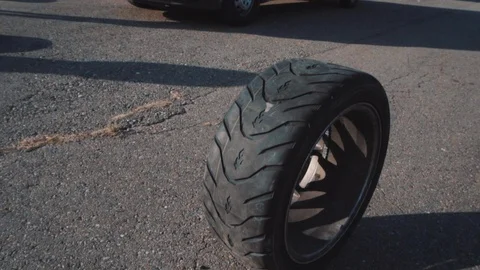 The wheel rolls down the road 動画素材 88508421