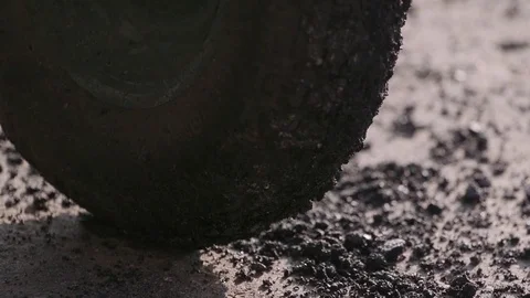 The wheel of a working car on asphalt 库存影片 83198746