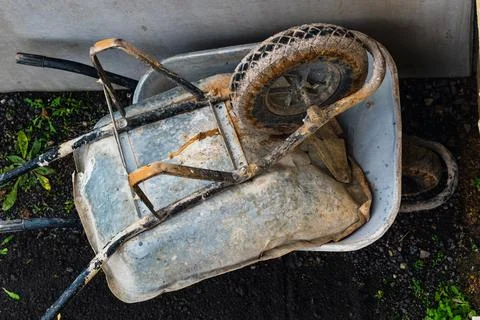 Wheelbarrow, construction site tools for transporting materials, gravel, co.. 库存照片