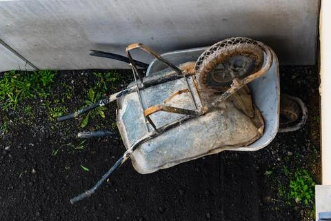 Wheelbarrow, construction site tools for transporting materials, gravel, co.. Stockfoto's