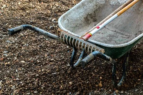 Wheelbarrow, construction site tools for transporting materials, gravel, co.. Foto stock
