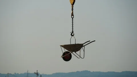 Wheelbarrow hanging on a crane. 库存影片 99546381