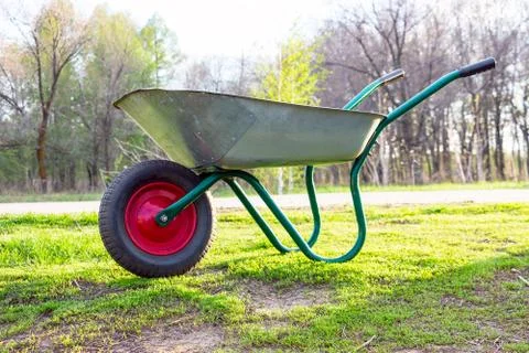 Wheelbarrow to work in the garden Fotos Stock