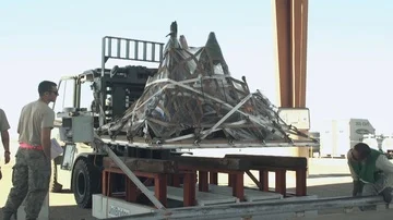 Wheeled loader lowering pallet of cargo onto frame Stock Footage 85840286