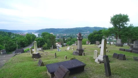 WHEELING WEST VA, HISTORIC CEMETERY OVERLOOKING OHIO RIVER Video stock 113689536