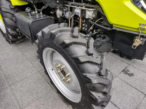 The wheels and the part where the engine of a tractor is located. New tractor Stock-Fotos