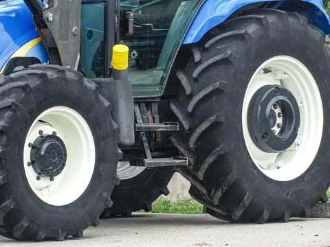 The wheels of a tractor seen from the side 库存照片