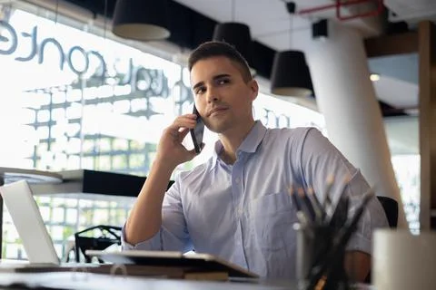 When he offers the major project, a serious American businessman awaits Foto stock