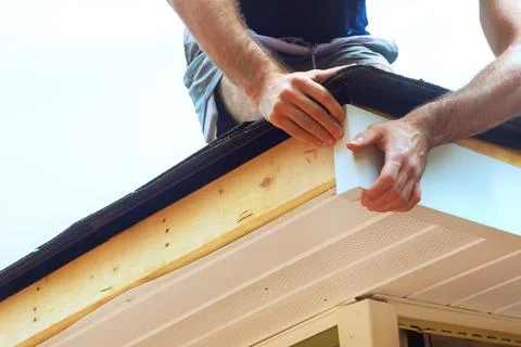 When installing aluminum composite panels at exterior wooden corners, fascia 库存照片
