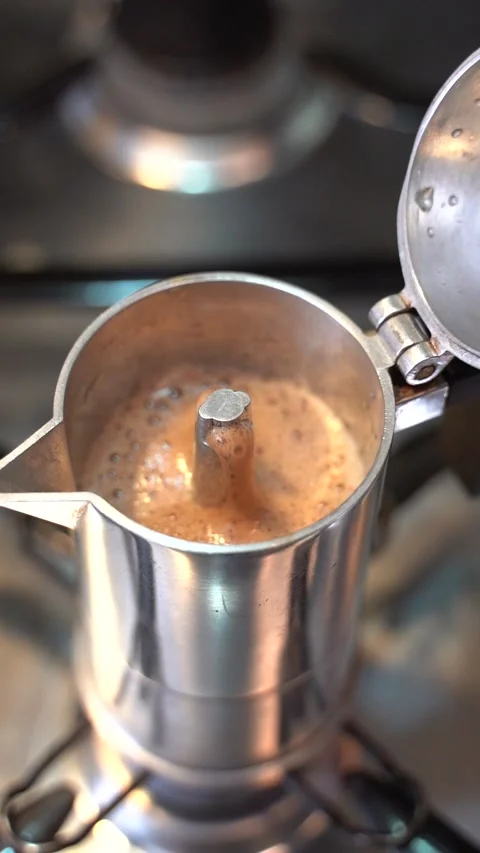 When the moka pot makes coffee 動画素材 168243418
