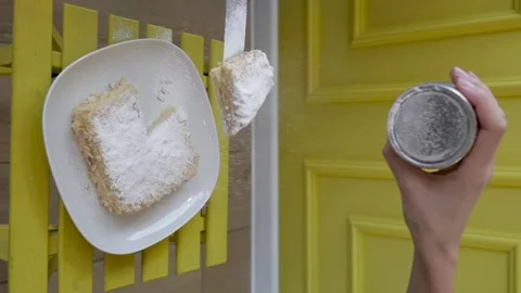 When pouring powdered sugar on the cake. vertical video. Stock-Footage 139529680
