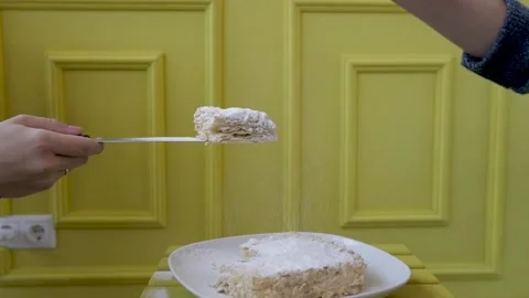 When pouring powdered sugar on the cake Stock-Footage 139529738