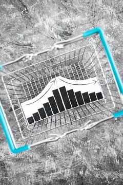 When will inflation go down. shopping basket with graph showing prices goin.. 库存照片