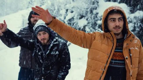 While it is snowing on a winter day, the cold men makes a hand sign to stop t Foto stock
