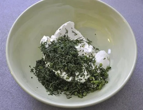While the profiteroles are baking, take care of the filling, chop the dill an Foto stock