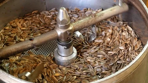 While sunflower seeds are roasted in the roasting machine, 库存影片 263643619