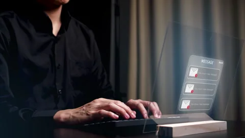 While typing a response, a message with the image of an open envelope popped up  Vídeo Stock 347993118