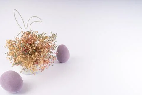 Whimsical Easter Bunny Vase Filled with Colorful Dried Gypsophila, Accompan.. Foto stock