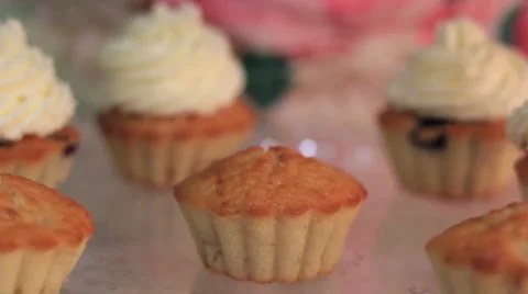 Whipped cream frosting applied to berry cupcakes 스톡 동영상 59142441