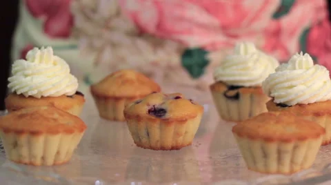 Whipped cream frosting applied to berry cupcakes 스톡 동영상 59142557