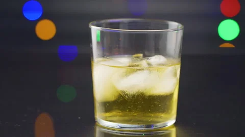 Whiskey with ice Vidéo 272910536