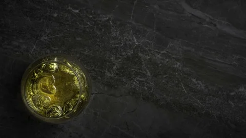 Whiskey on the rocks on a marble stone background from above Vídeo Stock 106027616