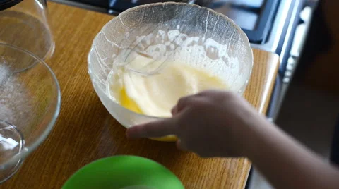 Whisking eggs Vidéo 60818608