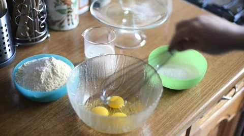 Whisking eggs Vidéo 60818833
