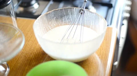 Whisking eggs with milk Vidéo 60818557