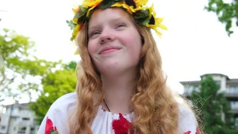 Whisper in the ear of a girlfriend gossip two beautiful girls with red hair Vidéo 243780952