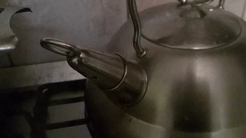 Whistle of boiling kettle Vídeos de archivo 85853784