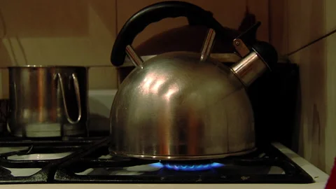 Whistling Tea Kettle boiling in the Kitchen. Close Up.  Vidéo 146623061