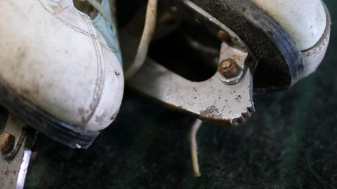 White aged Ice Skates. Close-up Blades. Dolly moving around. Isolated. 库存影片 123244356