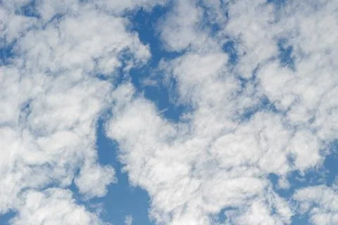 White altocumulus clouds pattern texture against deep blue sky background. Foto stock