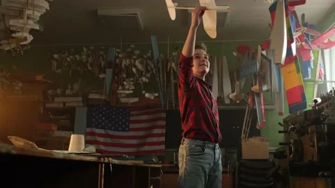 White american boy playing in model airplane school Vidéo 171011347