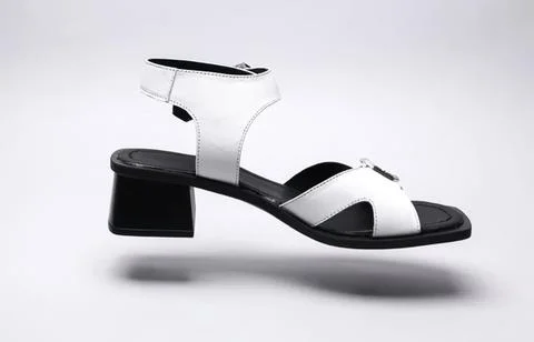 White and black open-toe sandal with block heel Stockfoto's