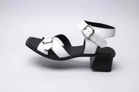 White and black open-toe sandal with chunky heel Stockfoto's