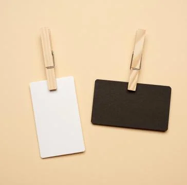 White and black paper rectangular business cards with wooden clothespins on b Stockfoto's