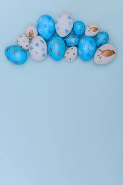 White and blue Easter eggs on blue background. Foto stock