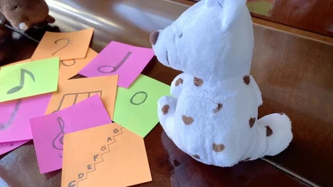A white and a brown bear playing with music card. A music education game. 库存影片 129101506