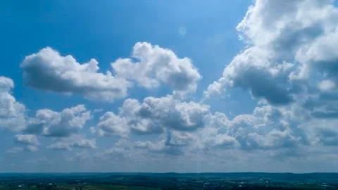 White and Dark Clouds Floating in the Bright Blue Skies Foto stock