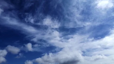 White and fluffy clouds Vidéo 155102302